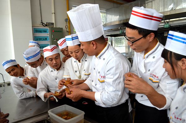 广州素食学校学员学习辨认食材