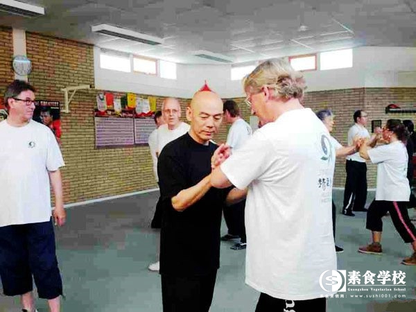 著名荷兰籍华人武术家赵秋荣到访素食学校，谈要用武术和素食把中国文化传向世界