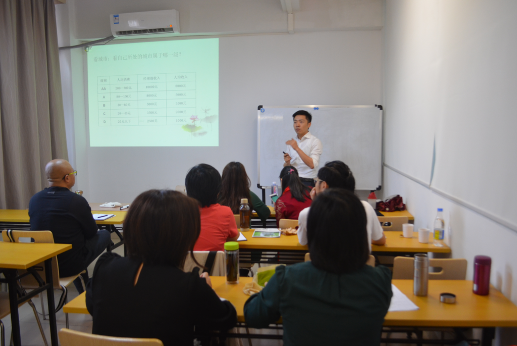 甘信超老师素食学校上课