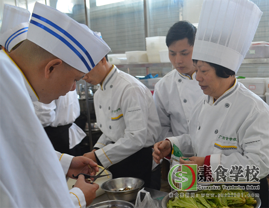 高老师教学学员处理食材