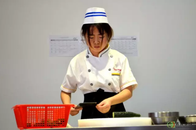 素厨之路，巾帼秒胜须眉，谁说女子不如男！看她如何玩转厨房专业大铁锅！