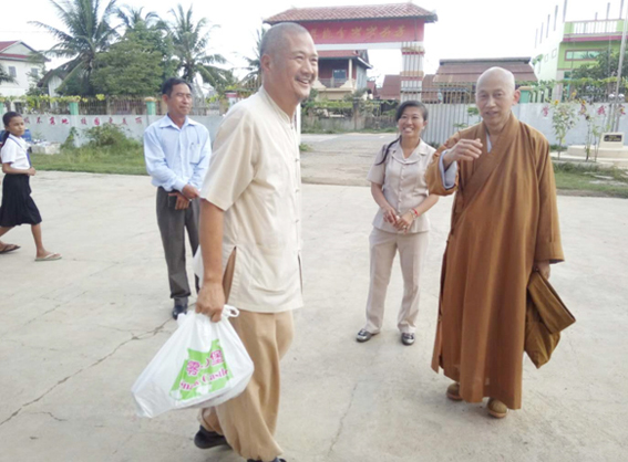 许成彪先生等人慰问东华学校师生