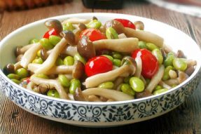 【素食菜谱】家常素食菜谱之蟹味菇炒毛豆