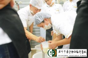 一天也能学会制作豆腐？素食学校手（守）艺人带大家学习做豆腐啦！