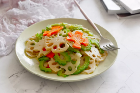 素食菜谱：素炒荷塘