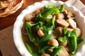 素食菜谱：超多VC的草菇青椒