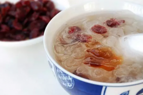 素食菜谱：蔓越莓桃胶银耳羹