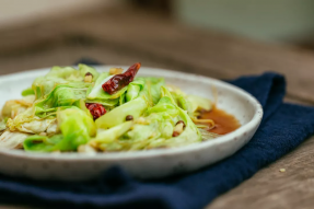 【家庭健康养生素食菜谱】   干锅手撕包菜 ，好吃的素食做法