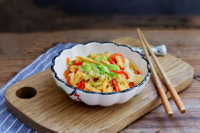 【素食营养菜谱】一道蛋白质丰富的素菜——小炒腐竹包菜，素食者必学！