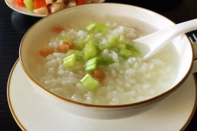 【素食菜谱】素食食疗养生粥——芹菜粥，可以清肝火降血压~