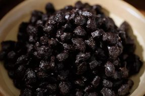 【素食养生】黑豆最正确的吃法：这样吃，可以化血栓、补肾气、通血管