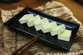 豆腐是素食中的“植物肉”，不会做豆腐的厨师，不是优秀的素食厨师！来广州素食学校，学做健康美味的古法豆腐，带你引领素食的未来！！