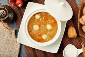 【素食养生菜谱】冰糖银耳汤润肺生津 有效缓解干咳无痰